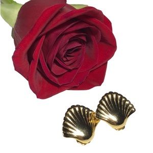 Sold! Vintage Unsigned Gold Tone Ocean Sea Shell Clip On Earrings Jewelry